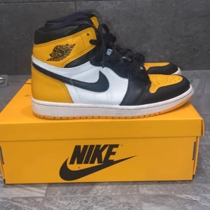 Nike Air Jordan 1 Retro High OG Taxi - Säljer ett par Nike Air Jordan 1 som köptes på sns i stockholm. Kvittot Finn’s inte kvar men box finns. Kan mötas I stockholm eller frakt STORLEK 40.5