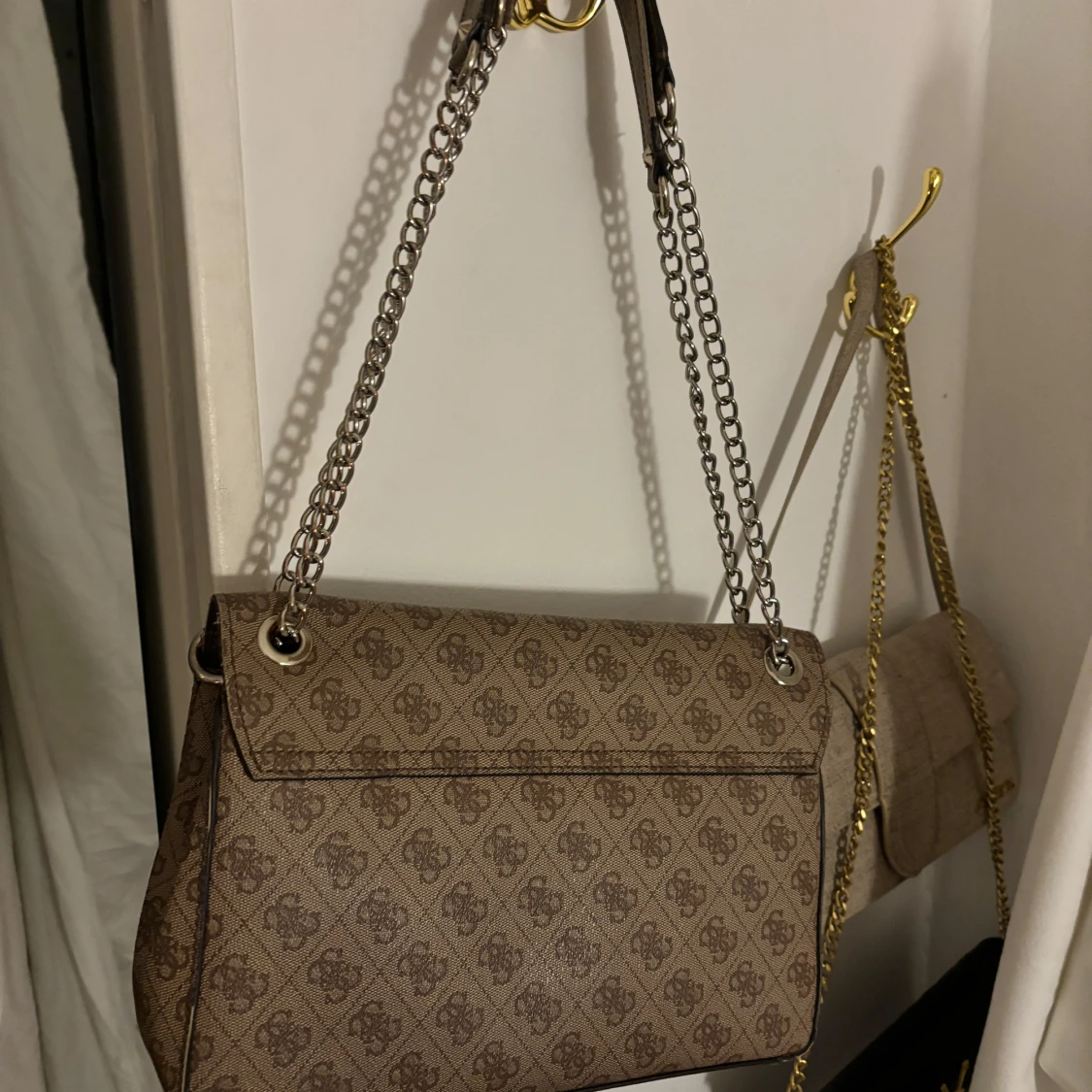 Beige axelväska från Guess med kedjerem - 1