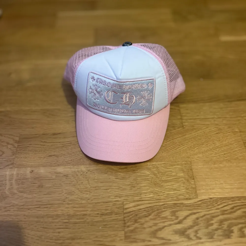 Rosa Chrome Hearts keps som jag fick som present av mina föräldrar. Ni kan se bilder från alla vinklar på kepsen. Jag säljer pga av att den inte är min stil men perfekt för en streetwear look.. Asusteet.