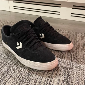 Svarta Converse CONS sneakers L. Lopez - Säljer mina svarta Cons L.Lopez som tyvärr blivit mig för små. De är i gott skick, hör av dig vid frågor!