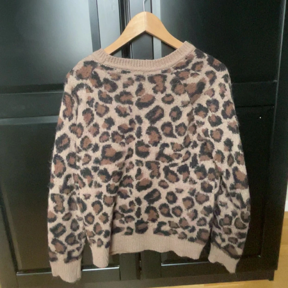 Leopardmönstrad stickad tröja