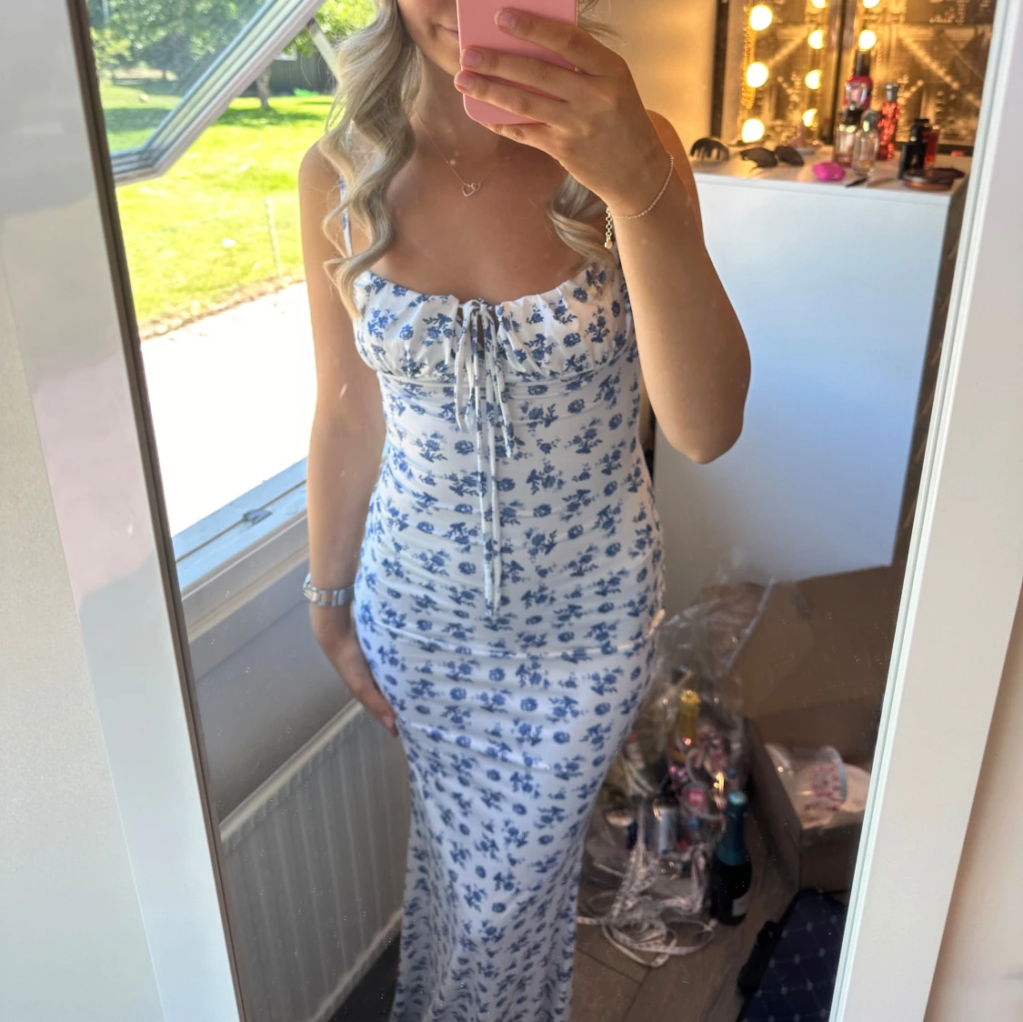 Vit blommig långklänning - 1