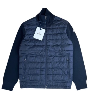 Moncler Cardigan  - Moncler tricot cardigan. Size S. skick helt ny med tags etc. Nypris 10090 pris 6490 finns att köpa på Fashionels.com