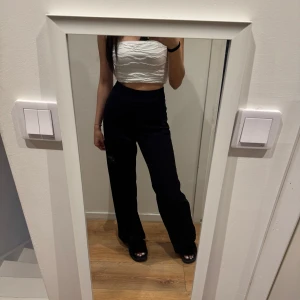 Kostymbyxor - Säljer kostymbyxor som är högmidjade med en dragkedja på vänster sida. Använda 2-3 gånger och är insydda i midjan