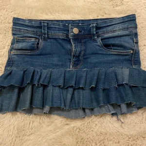 Jeanskjol med volang - Snygg jeanskjol med volanger. Den är egen sydd, därav kan sömmar vara ojämna.