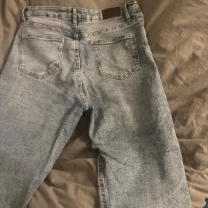 Blå jeans från Stradivarius - Säljer ett par klassiska blå jeans från Stradivarius. De har en normal passform. Säljer då dom aldrig har komiskt till användning enbart testat där av sitter prislappen kvar💓💗