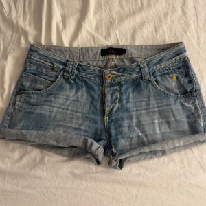 Snygga jeansshorts!💙 - Dessa är gamla jeans från Vila som min mamma klippt av. Säljer då dom tyvärr är lite små. Dom är i stl W30, men skulle säga att dom motsvarar ca stl S. Jag har själv vikt upp dom på bilden, så dom är lite längre egentligen💗