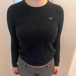 Mörk blå  långärmad tröja från GANT - Säljer min jätte fina  GANT tröja som är  i premium bomull. Den är använd ett par gånger men är i mycket gott skicka! Tröjan har en diskret logga på bröstet och en ribbad kant vid halsringningen. Perfekt för en klassisk och tidlös look.