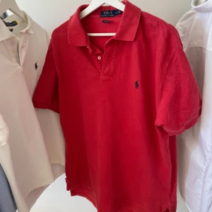 Polo Ralph Lauren tröja - Polo Ralph Lauren pikétröja – röd, L 🔴 Perfekt skick  👕 💰 Pris: 230 kr Tidlös, bekväm och stilren – passar till allt! 📸 Fråga gärna efter fler bilder 🚚 Snabb leverans 📦