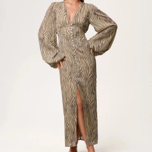 Adoore klänning - Säljer min Adoore klänning! Använt max 2 gånger, mycket bra skick! 