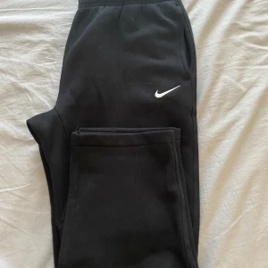 Svarta mjukisbyxor från Nike - Svarta mjukisbyxor från Nike med vit logga. inte använda mycket. Pris kan diskuteras 