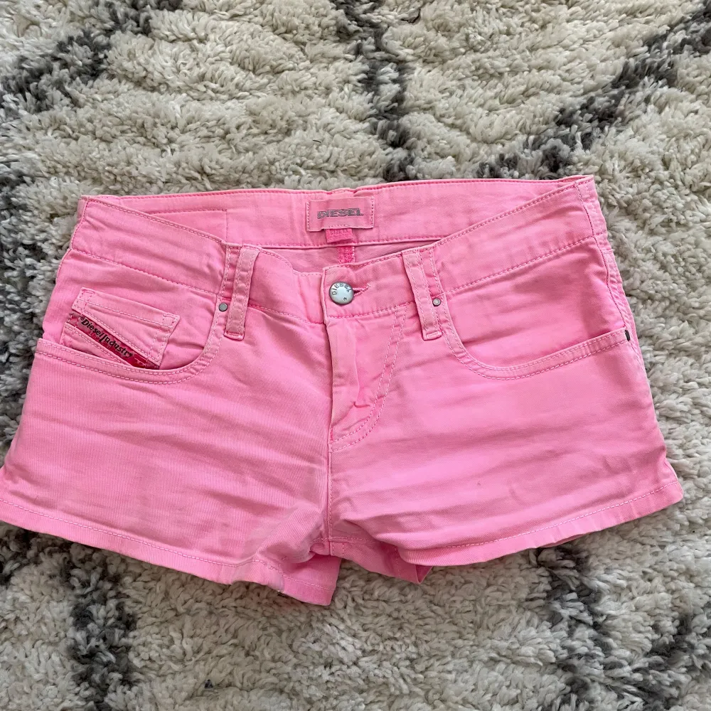 Lågmidjade rosa jeans shorts som är vintage diesel vilket även är stretchiga😍🥰💕 Midjemått: 36x2 . Farkut & Housut.