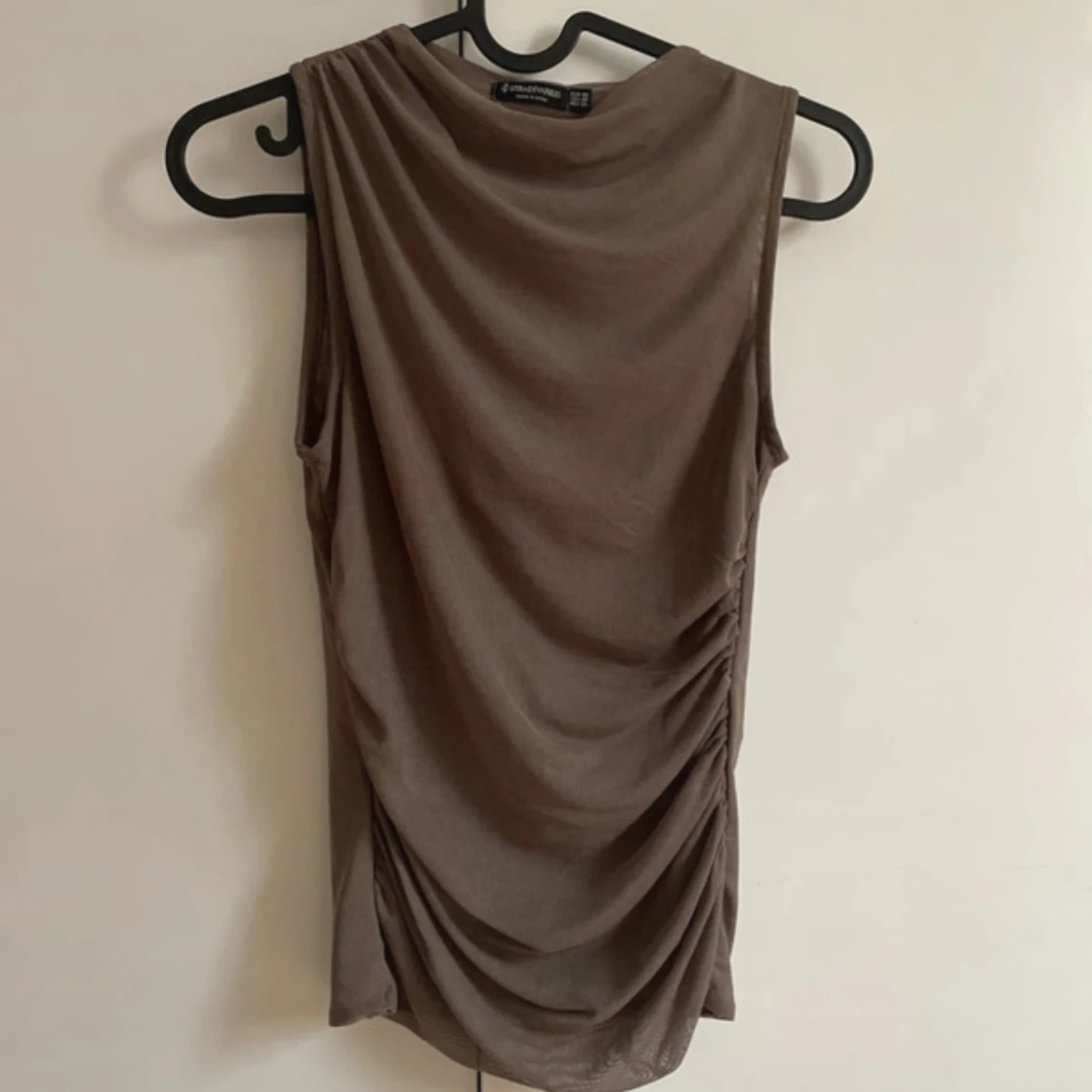 Brun ärmlös topp med drapering