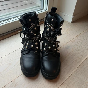 Boots från Zara - Säljer ett par svarta boots från Zara. Skorna har kedjor och pärlnitar som detaljer. Skorna är använda men är i väldigt gott skick. Nypris: 1000kr🩷