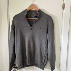Ralph Lauren Half zip - Säljer en stilig half zip från Ralph Lauren i storlek S. Inga defekter, bra skick, vid frågor och funderingar är det bara att höra av sig:)