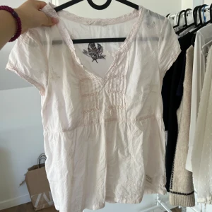 Super söt odd Molly blus 🌸 - Det står ingen storlek i plagget men skulle säga att det passar någon som har s eller xs 👍🏼💗