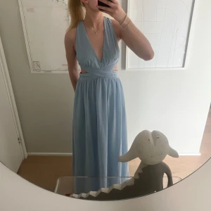 Ljusblå balklänning med öppen rygg  - Superfin maxi klänning som fungerar både som balklänning och bröllopsgästsklänning😊 använd en gång