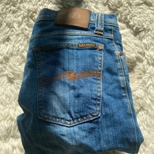 Nudie Jeans marinblå - Nudie jeans i slimfit passar bra till alla tillfällen och har en skön nyans färg med ljusare partier jeansen är i väldigt bra skick utan defekter vill få sålt dem snabbt först till kvarn nypris ca 1300 nu 299 