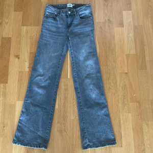 Grå strait jeans från lager 157 - Snygga grå strait jeans från lager 157 med snygga bakfickor med knappar. Säljer pga att dom är  för korta och kommer inte till andvändning skriv gärna om du undrar nått 💗