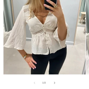 Vit blus med spetsdetaljer - Säljer en elegant vit blus med v-ringning och spetsdetaljer. Blusen har trekvartsärmar och knappar helt ny prislappen kvar