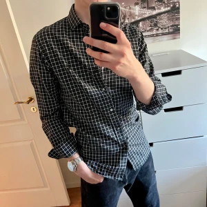 Ralph Lauren svartvit rutig skjorta - Tjena, säljer en Ralph Lauren skjorta i storlek medium | Perfekt för en soft och avslappnad stil | Skick 9/10