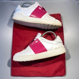 Valentino Open Skor - Hej! Säljer nu mina skor från märket Valentino, storlek 37, bra skick. Givetvis äkta, Tveka inte på att höra av dig om du har frågor eller funderingar kring skorna!