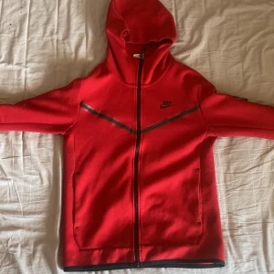 Röd nike tech fleece hoodie - Röd Nike tech fleece I storlek s. Jag såljer  den eftersom jag har knappt änvant den. Kan mötas i  Stockholm kan också frakta. Om ni har funderingar skriv till mig