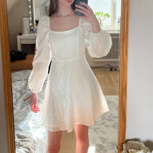 Studentklänning / vit klänning  - Helt ny vit klänning från Nelly, aldrig använd och med prislappen kvar! Den är helt ny och har inga fläckar eller skavanker. Klänningen är i storlek 36 och jag är 176 cm lång☺️Passar perfekt till studenten!🎉Om fler bilder önskas är det bara att fråga.