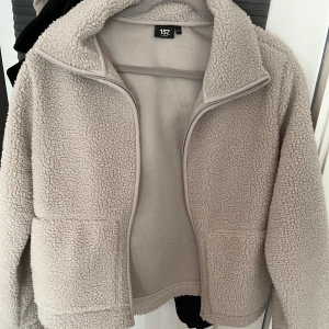 Beige teddyjacka med dragkedja  - Säljer denna teddy jacka från Lager157 i storlek S. Den är i jätte bra skick och använt bara två gånger. ❤️