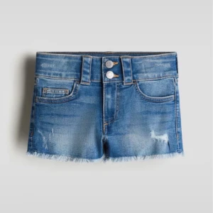 Low waist jeans shorts  - Jeans shorts med låg midja, helt nya med prislappen kvar! SLUTSÅLDA. Shortsen är från H&M barn, i storlek 170 men skulle säga att de är som XS eller S eftersom materialet är hyfsat stretchigt💝nypris 179kr. Pris kan diskuteras 