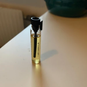 I Am Vanilla parfymprov - Ett litet parfymprov med doften I Am Vanilla från Essnce (2 ml). Flaskan är genomskinlig med en svart spraykork och etikett. Perfekt för att testa en ny doft eller ha med på resan.