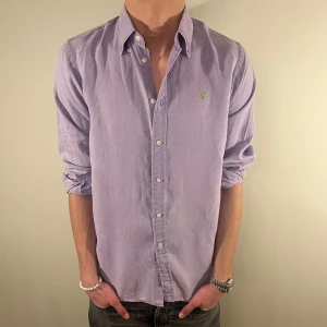 Ljuslila Ralph Lauren skjorta - Nu säljer vi ännu en fet polo skjorta som passar till alla tillställningar! Du ska kunna uttrycka stil utan att det kostar för mycket!🕺🍾💼🤩  Storlek👔: M Nypris💰:  ca 1499kr