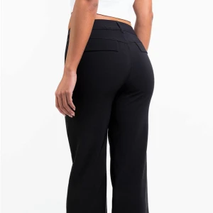 Svarta kostymbyxor med ficklock - Drew 03Mid raka Kostymbyxor från Madlady, säljer då de inte passar mig längre men älskar verkligen denna modellen. Sköna och superfin passform. Dem är i storlek 38, regular. Jag föredrar att ha ganska långa byxor så jag har sprättat upp sömmarna vid anklarna men det är inget man tänker på alls när man har dem. Jag är 166cm och de sitter perfekt i längden tycker jag, nypris 649kr🤍