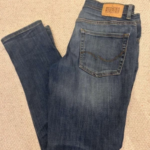 Blå jeans från Jack & Jones - Säljer ett par  blå jeans från Jack & Jones.  Jeansen har normal passform. 