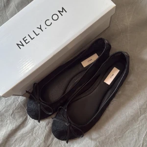Svarta ballerinaskor med spets från Nelly - Säljer ett par oanvända svarta ballerinaskor från Nelly med spets! 🖤 Skokartong medföljer