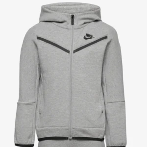 Nike tech - Säljer en Nike tech i storlek M som har lite små hål på insidan som man ser på bild 3