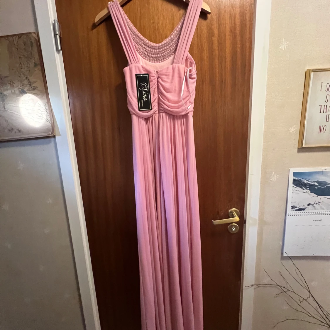 Långklänning i rosapink med pärldetaljer från Tiffany - 1