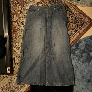 Jeanskjol i lång modell - jeanskjol som tyvärr är för stor för mig. står storlek L men passar också på M, jag är 175cm och strl S