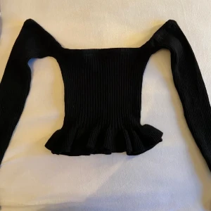Off shoulder topp - Säljer nu min älskade (därav priset) topp pga får ingen användning av den 😥Volang vid ärmar & mage. Kom privat för egna bilder 🩷