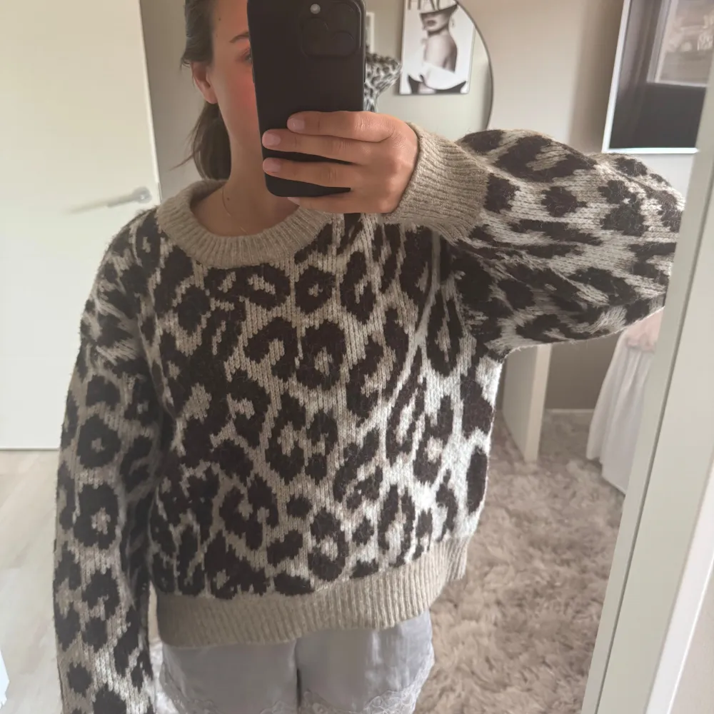 Säljer en stickad tröja med leopardmönster i svart och beige. Sticks inte alls!💖💖💖Passar mig som bär S/M men beror på hur man vill att den ska sitta . Neuletakit & Villapaidat.