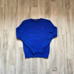 Ralph Lauren Knit - • Säljer en Ralph Lauren Cable Knit   • Tröjan är oanvänd, i nytt skick och saknar tecken på användning eller slitage 🙌🏼  • Storlek S och är true to size  • Köp fraktas alltid inom 48h men siktar alltid på samma dag 📦 🙌🏼  • Vid snabb affär så kan priset diskuteras 👍🏼 