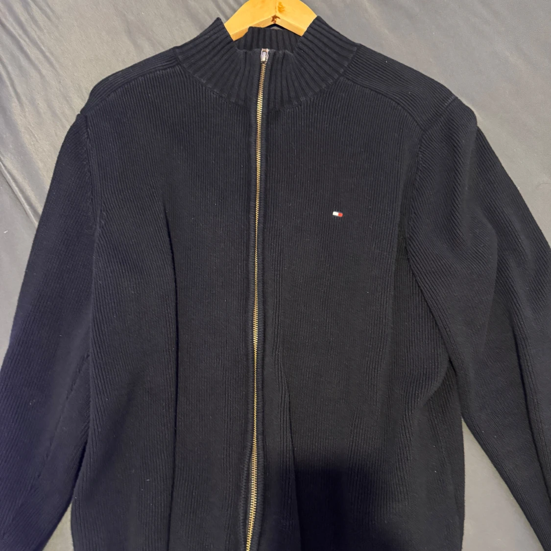 Svart ribbad tröja från Tommy Hilfiger