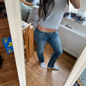 Blå G-star jeans - Säljer ett par super lågmidjade jeans från G-star. Dem är i modellen ”straight” och storlek 28/34. Dem är lite slitna längst ner vid hälarna och har en liten svart prick på framsidan som inte går bort, men syns knappt. Skriv om ni har fler frågor!💗