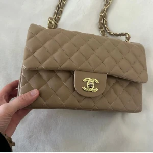 Beige quiltad axelväska - Ej äkta 