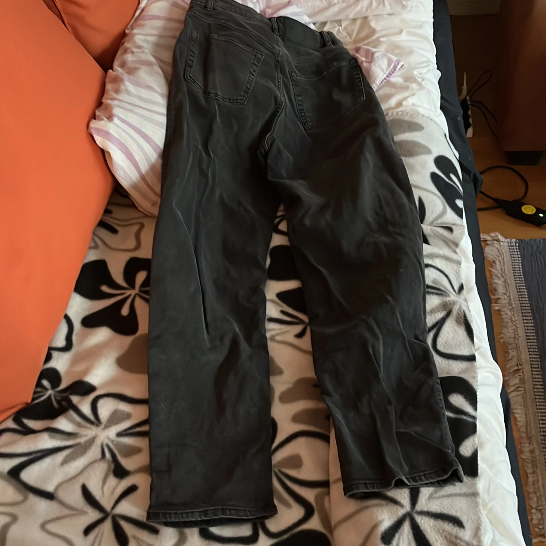 Svarta jeansbyxor - 1