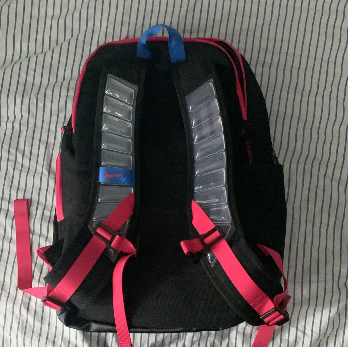 Svart och rosa ryggsäck från Nike - 3