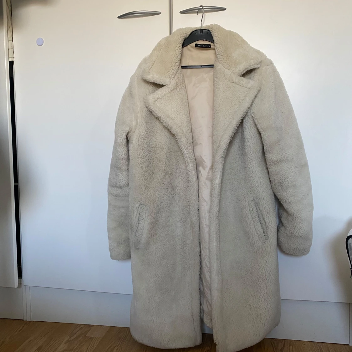 Beige teddyjacka från Trendyol
