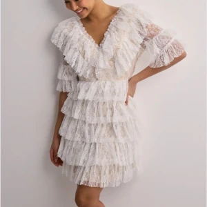 Malina klänning - Jättefin klänning perfekt till student. Endast använd en gång och är i princip som ny. Storlek XS.