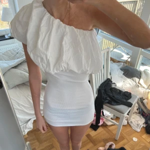 Vit offshoulder klänning - Somrig vit klänning från zara💕💕 säljer i rosa och svart också om nån är intresserad av en annan färg💕