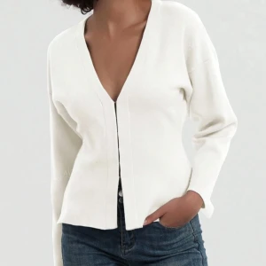 Vit kofta - Säljer en stilren vit kofta med v-ringning. ALDRIG ANVÄND!Den har långa ärmar. Perfekt för både vardag och mer uppklädda tillfällen.  Skriv vid fler bilder/frågor 